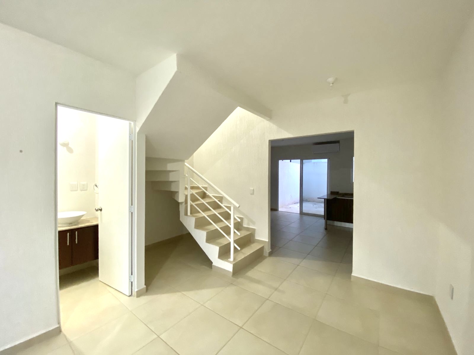 VENTA CASA MODELO CEIBA JARDINES DEL SUR 6 AV HUAYACAN — foto 2 de 6 · Av. Huayacán