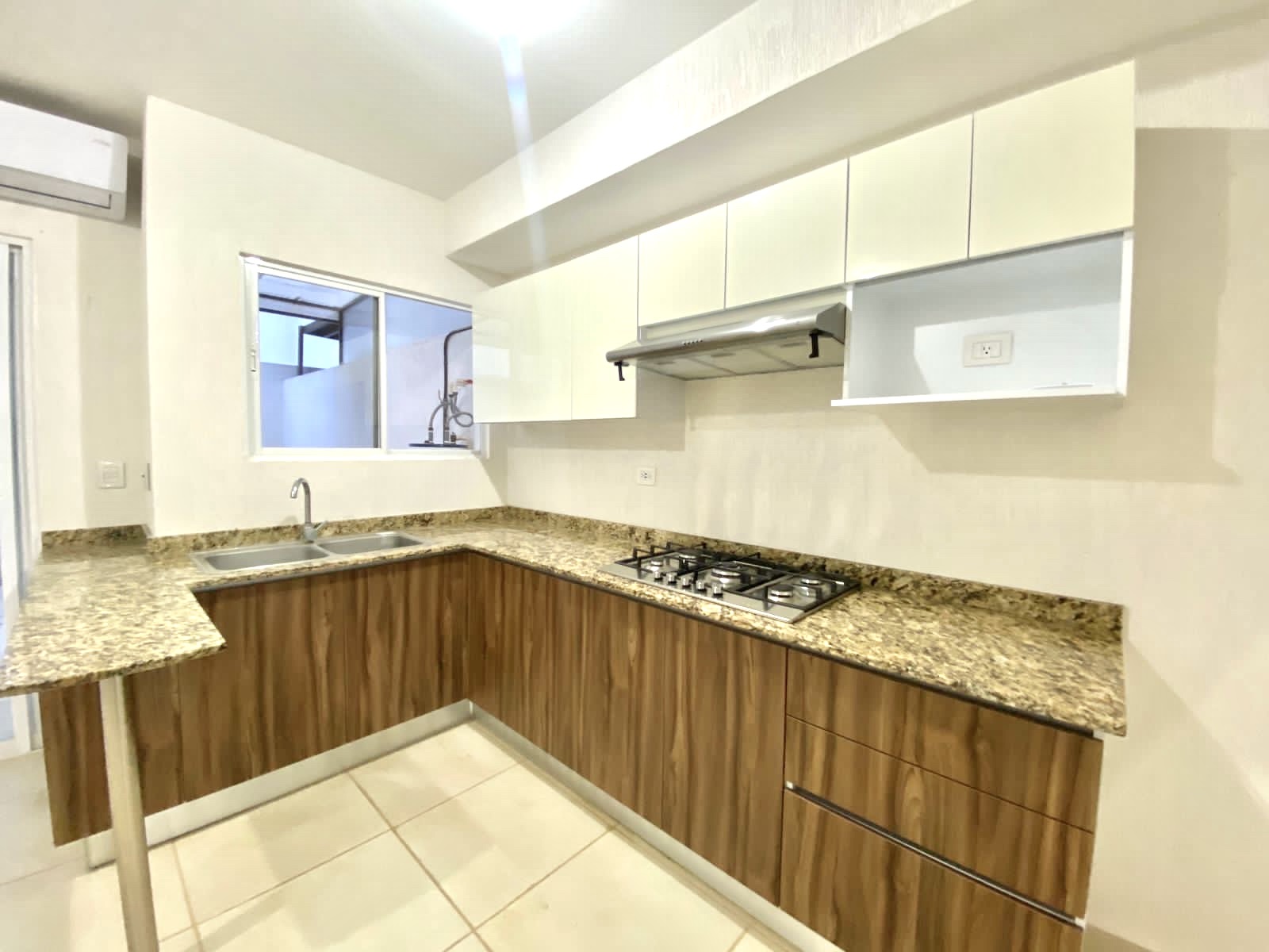 VENTA CASA MODELO CEIBA JARDINES DEL SUR 6 AV HUAYACAN — foto 3 de 6 · Av. Huayacán