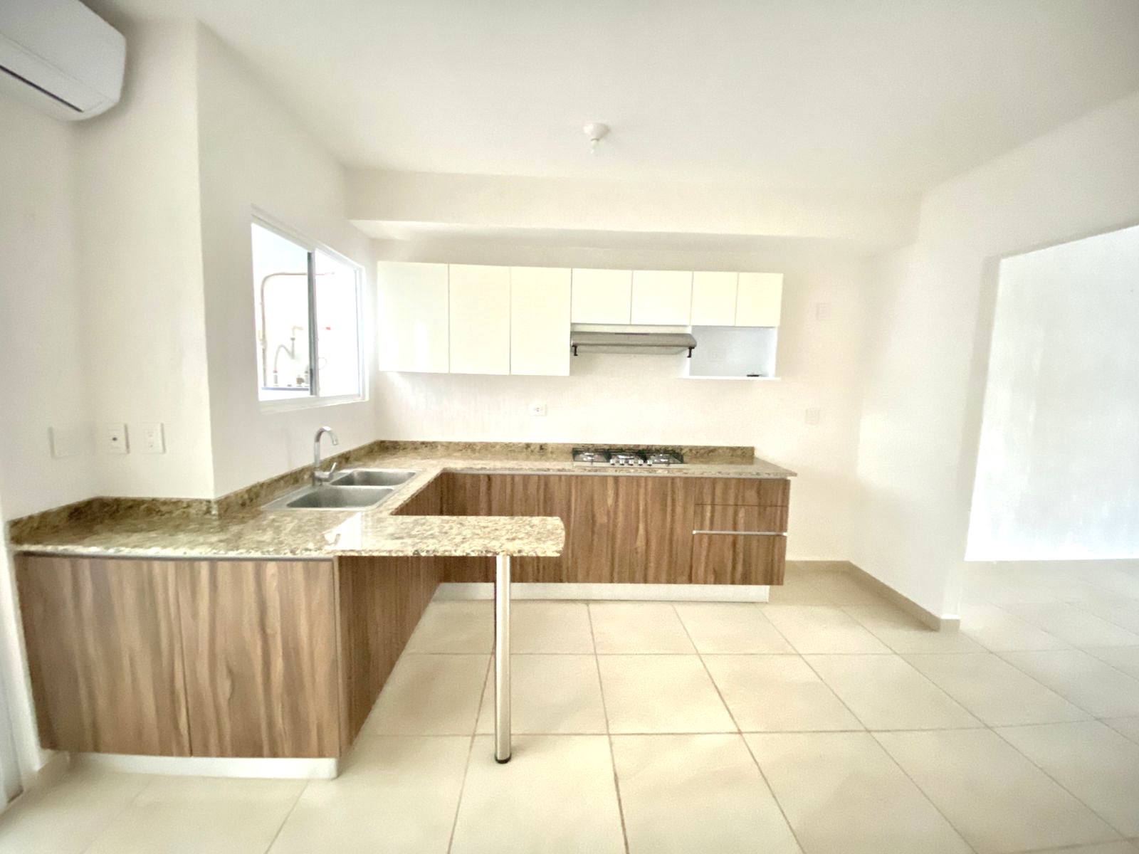VENTA CASA MODELO CEIBA JARDINES DEL SUR 6 AV HUAYACAN — foto 4 de 6 · Av. Huayacán